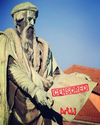 Тази есен бунтарите написаха “Цензуриран” на паметника на Гутенберг в Страсбург по повод промените в закона за авторското право.  СНИМКИ: ОФИЦИАЛНА СТРАНИЦА НА DESTRUCTIVE CREATION ВЪВ ФЕЙСБУК