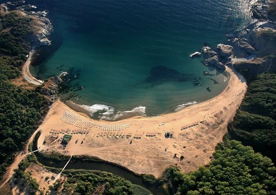 Плажът на Силистар привлича туристите заради чистото море и дивата гора наоколо.