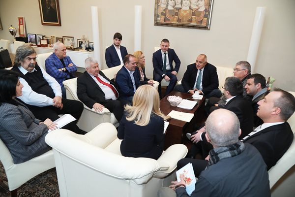 Споразумението, постигнато при премиера Борисов с превозвачите, отмени поне за три месеца готвения за понеделник протест.