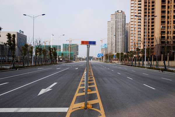 
Улиците на китайски град в близост до центъра на епидемията в град Ухан са пусти.