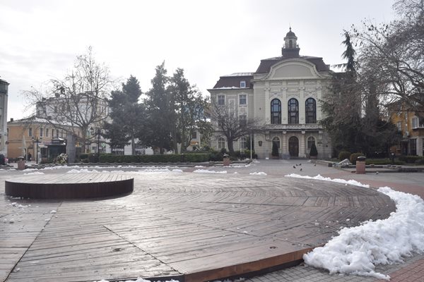 Площад "Стефан Стамболов" няма нужда от почистване. 