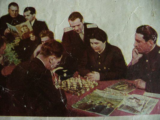 Снимка в тогавашната преса показва как Василка играе шах с колегите си от локомотивното депо в Стара Загора по време на една от почивките си. Тя си спомня, че началниците й много обичали да се снимат с нея.