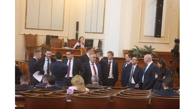 The coalition took the “vote of no confidence” and seemed to understand: it will remain intact if they stop wringing their hands inside (Obzor)