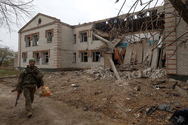 Украински военнослужещ минава покрай разрушена детска градина в Херсонска област. 
СНИМКА: РОЙТЕРС