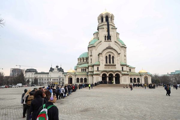 Хиляди чакаха на опашка с часове през целия ден в петък, за да се преклонят пред патриарх Неофит.