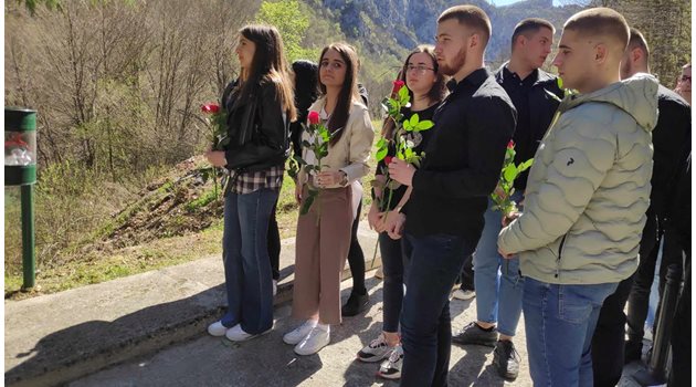 Ученици от приеполе поднасят цветя на паметника в сръбското село Гостун