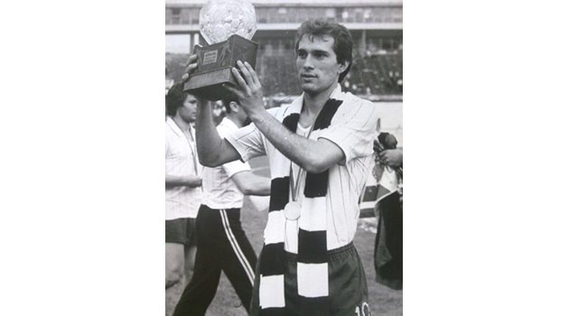Аян Садъков с Купата на Съветската армия, завоювана с "Локо" (Пловдив) през 1983 г.