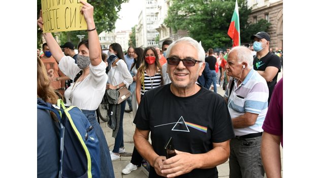 Сценаристът и водещ на предаване по 7/8 тв Иван Кулеков подкрепи протеста в 21-ия пореден ден. СНИМКА: ВЕЛИСЛАВ НИКОЛОВ