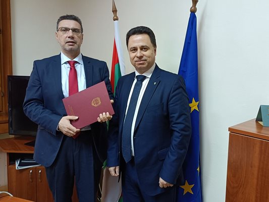 Прокурор Христо Колев /вдясно/ също получи наградата си от Георги Чинев.