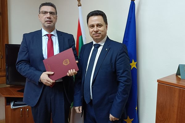Прокурор Христо Колев /вдясно/ също получи наградата си от Георги Чинев.