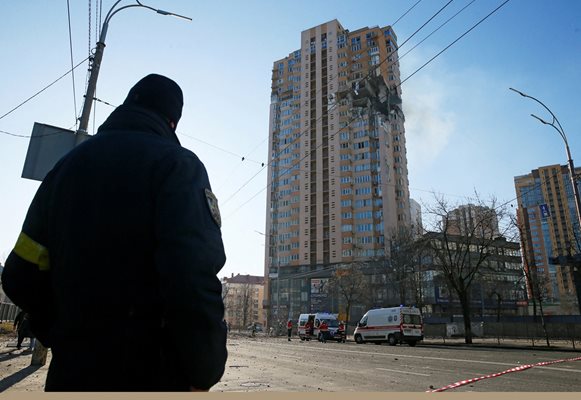 Разрушената сграда в Киев
СНИМКА: Ройтерс
