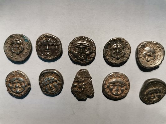 Дрогиран прекарва 30 антични монети