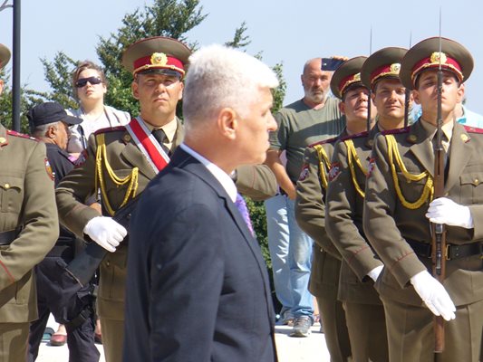 Служебният военен министър Димитър Стоянов прие строя на почетната рота.
Снимка: Ваньо Стоилов