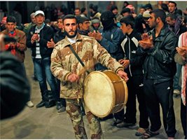 Облечен във военна униформа сириец бие барабан при протест срещу Башар Асад в град Ал Кусайр.