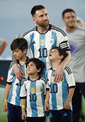 Лионел Меси със синовете си. Снимка: Ройтерс