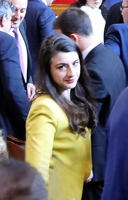 Лена Бориславова от "Продължаваме промяната" заложи на жълто сако в единствения си ден като депутат в 49-ото НС