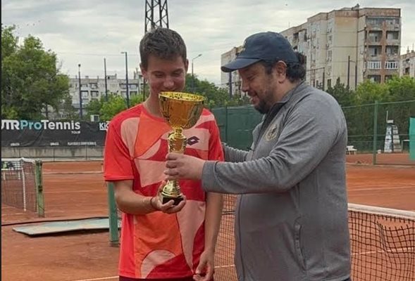 Илиян Радулов получи купата си от президента на Българската федерация по тенис Стефан Цветков.