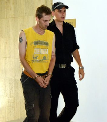 Задържаният за убийството на Хенри Щенбер, Ролф Гремел влиза в бургаския съд. 
Снимки: Елена Фотева