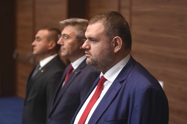 Лидерът на ДПС Мустафа Крадайъ, заместникът му Ахмед Ахмедов и Делян Пеевски станаха на крака по време на националния химн и този на ЕС.