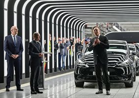 Германският канцлер Олаф Шолц, премиерът на провинция Бранденбурт Дитмар Войдке и Илон Мъск откриха през 2022 година завод на “Тесла” до Берлин.