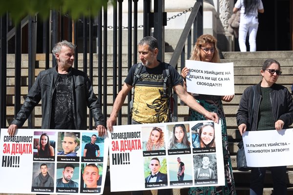 Бащата на 15-годишния Никола от Съединение (с жълто черната фланелка) на протеста пред съдебната палата.