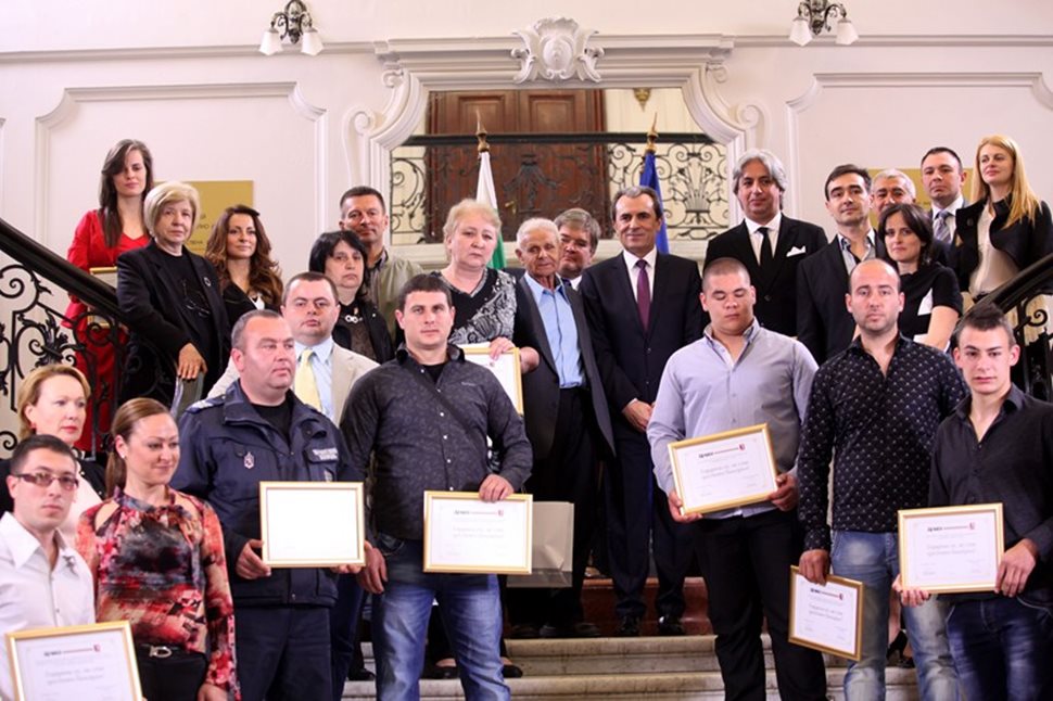 Наградените за 2013 г. достойни българи се снимат заедно с премиера Пламен Орешарски на церемонията в Националната художествена галерия на 8 май 2014 г.
