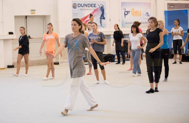 Завършилата Националната школа за танцово изкуство Маргарита Будинова по време на урок в залата по художествена гимнастика.