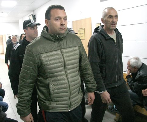 Обвинените за палежите бяха докарани под конвой в Съдебната палата в Пловдив