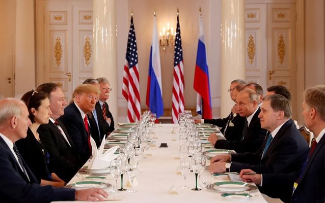 Фиона Хил (втора вляво от Доналд Тръмп) по време на разговорите между президентите на САЩ и Русия в Хелзинки.