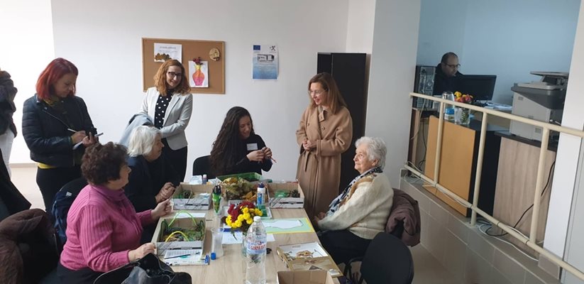 Зорница Русинова посети Център за патронажна грижа за възрастни хора в Дупница.