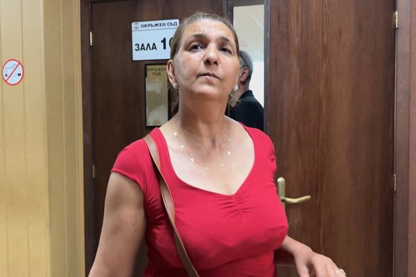 Отвлечената Иванка Славчева на излизане от съдебната зала.