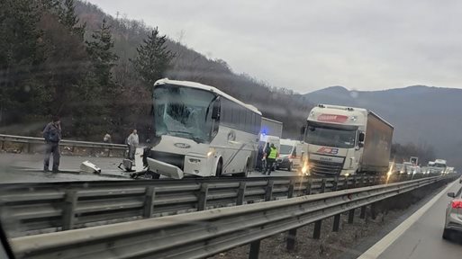 Тежка катастрофа с автобус на магистрала 