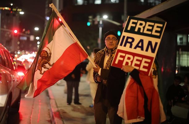 В Иран вече 6 дни се провеждат антиправителствени протести  СНИМКА: Ройтерс