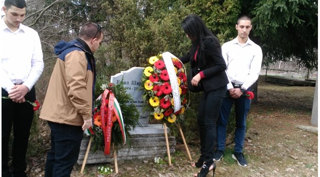 Милена Шаркова поднесе венец пред паметната плоча в Професионалната гимназия по електроника в Търново, където съпругът й е учил