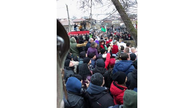 Хиляди окупираха бреговете на Тунджа да наблюдават ритуала. Снимки: Мирослав Ченков