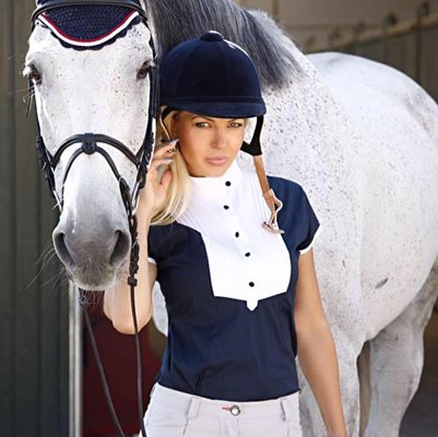Дунева е състезателка по конен спорт