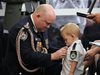 Детето на загинал пожарникар в Австралия получи медала му за храброст (Снимки)