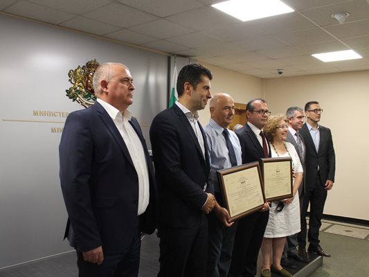 Министърът на икономиката Кирил Петков връчи сертификатите за инвестиция на трите компании.
