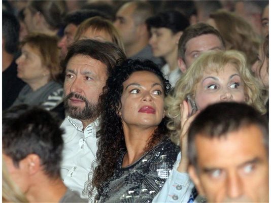 Бизнесменът Николай Банев и съпругата му Евгения ( с черната коса) също чуха и видяха на живо гуруто на електронната музика в зала "Арена Армеец".