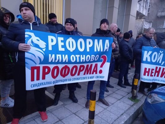 Пловдивски полицаи се вдингаха на протест през март и настояха за реформи в системата и по-добро заплащане.