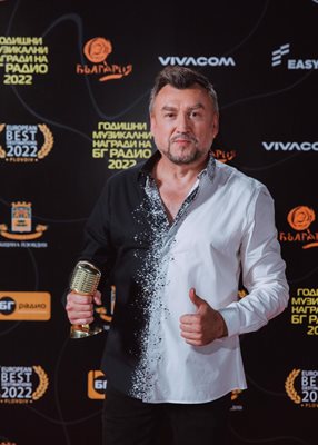 Любо Киров грабна приза в две категории за хита си "Целуни ме"