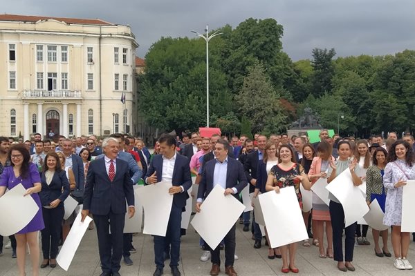 Бойко Рашков, Калина Константинова, Кирил Петков, Асен Василев и Никола Минчев бяха на  първа линия във флашмоба.