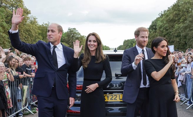 Престолонаследникът принц Уилям, принцесата на Уелс Катрин, принц Хари и съпругата му Меган поздравяват британци, събрали се пред замъка Уиндзор.