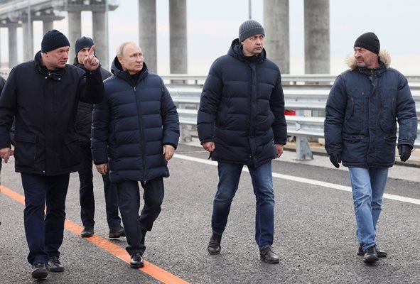 Руският държавен глава разговаря с работници и обсъди ремонта на Керченския мост СНИМКА: Ройтерс