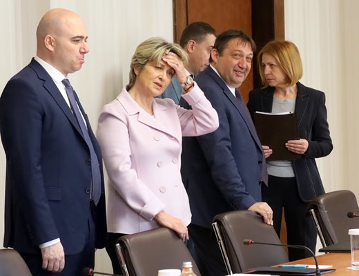 Министрите Илин Димитров, Весела Лечева и Иван Шишков чакат началото на срещата.