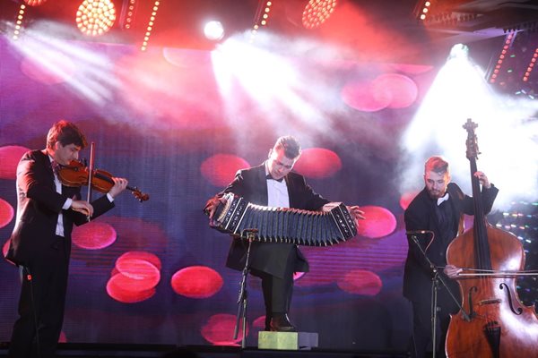 The musician Stoyan Karaivanov played a song together with his colleagues.