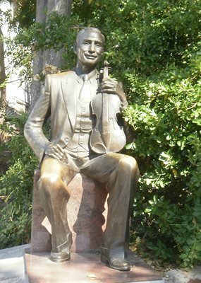 Паметникът на Сашо Сладура в Пловдив