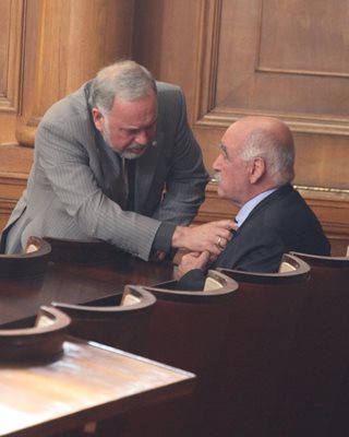 Минути, преди Камен Плочев да бъде избран за шеф на здравната каса, народният представител от БСП Славчо Велков му намести вратовръзката. СНИМКА: Румяна Тонева