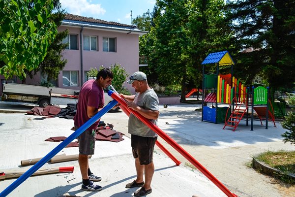 Ударно подновяват амортизирани детски площадки в Търново