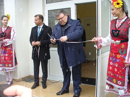 Цацаров откри новата сграда на районната прокуратура в Чирпан.